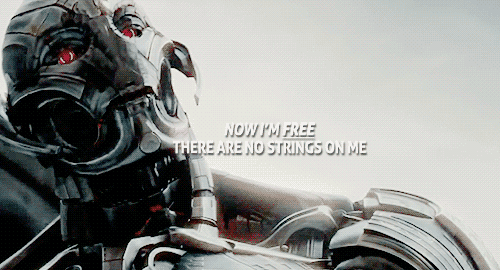 Imagem animada do robô Ultron de Vingadores: Era de Ultron. Na legenda lê-se: "Agora sou livre, não há mais cordas em mim". As cores predominantes no GIF são tons de cinza com detalhes vermelhos.